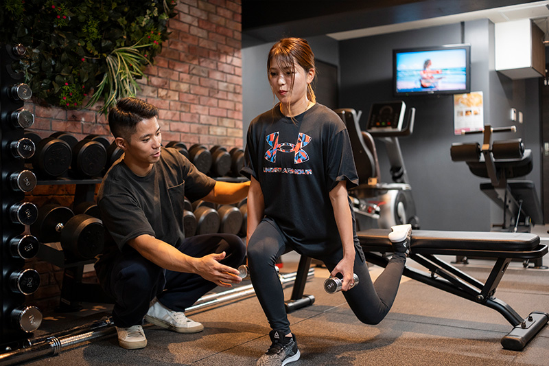 トレーナーが指導している様子