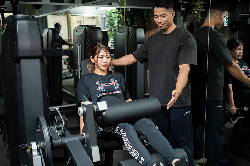 ペアでトレーニングを楽しむ男女