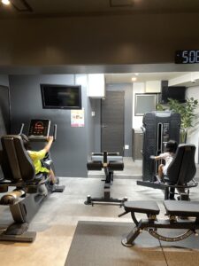 完全個室ジム内で安心して動画を楽しむお子様の様子