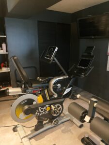 大型モニターやWi-Fi完備で快適に過ごせる個室空間